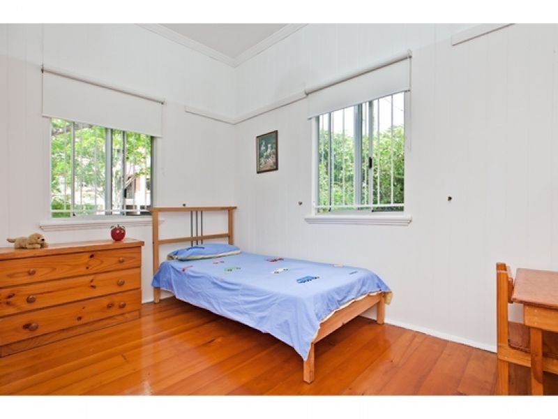 7 Gower St, Holland Park West QLD 4121