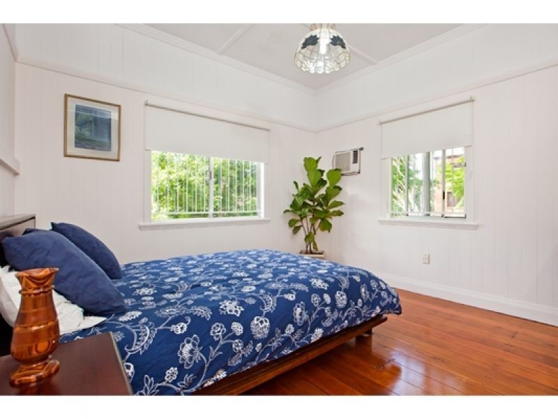 7 Gower St, Holland Park West QLD 4121