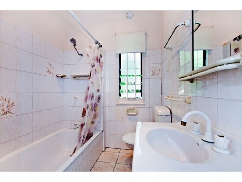 7 Gower St, Holland Park West QLD 4121