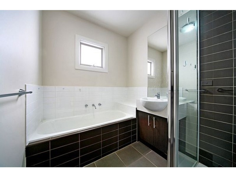 2/42 Golf Links Avenue, Oakleigh VIC 3166