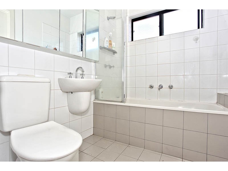 16/2 Monash Green Drive, Clayton VIC 3168