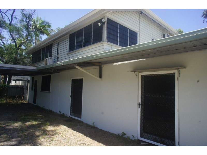 9 PEASE ST, Manoora QLD 4870
