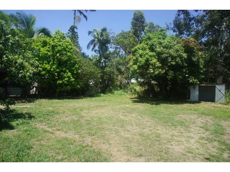 9 PEASE ST, Manoora QLD 4870