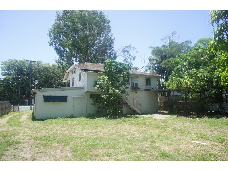 9 PEASE ST, Manoora QLD 4870