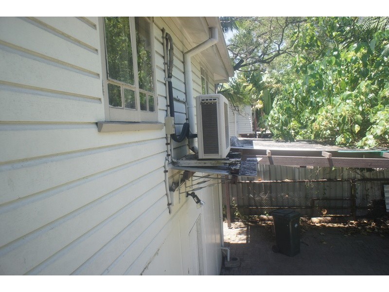 9 PEASE ST, Manoora QLD 4870