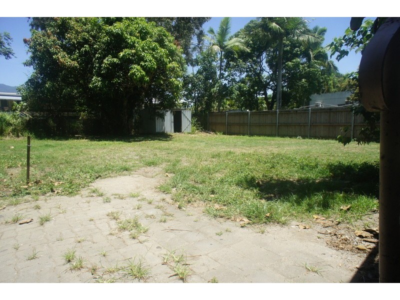 9 PEASE ST, Manoora QLD 4870
