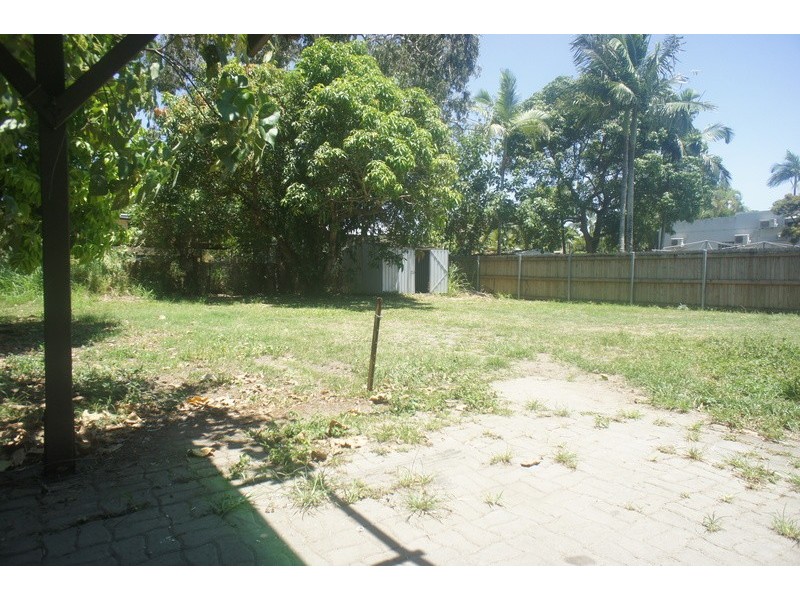 9 PEASE ST, Manoora QLD 4870