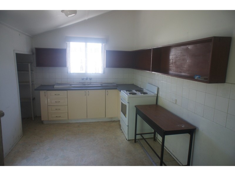 9 PEASE ST, Manoora QLD 4870