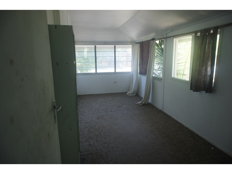9 PEASE ST, Manoora QLD 4870