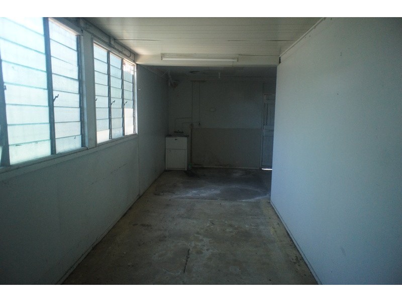 9 PEASE ST, Manoora QLD 4870