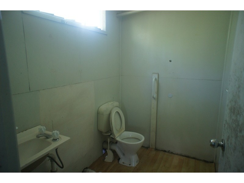 9 PEASE ST, Manoora QLD 4870