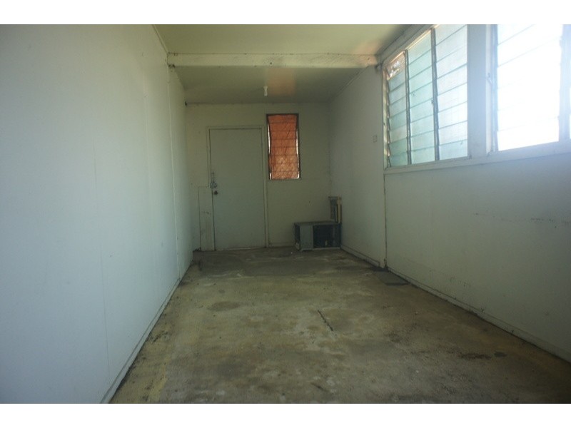 9 PEASE ST, Manoora QLD 4870