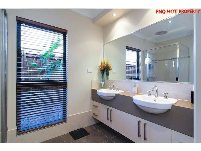33  Muller St, Palm Cove QLD 4879