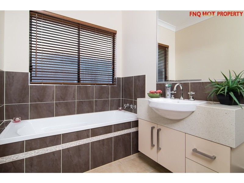 33  Muller St, Palm Cove QLD 4879