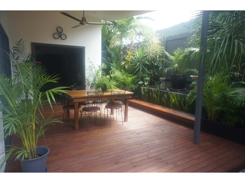 2 Lillian Road, Palm Cove QLD 4879
