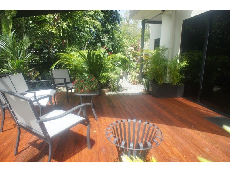 2 Lillian Road, Palm Cove QLD 4879