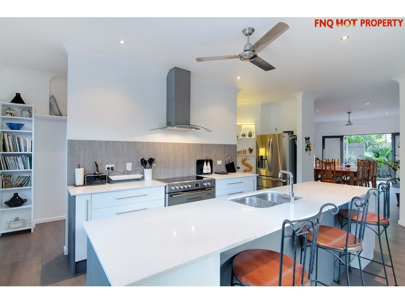 2 Lillian Road, Palm Cove QLD 4879