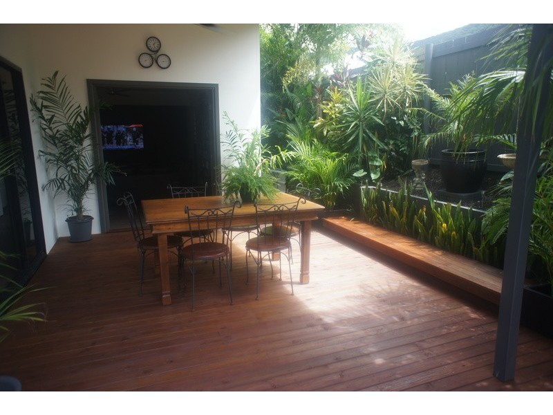 2 Lillian Road, Palm Cove QLD 4879
