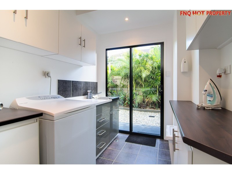 2 Lillian Road, Palm Cove QLD 4879