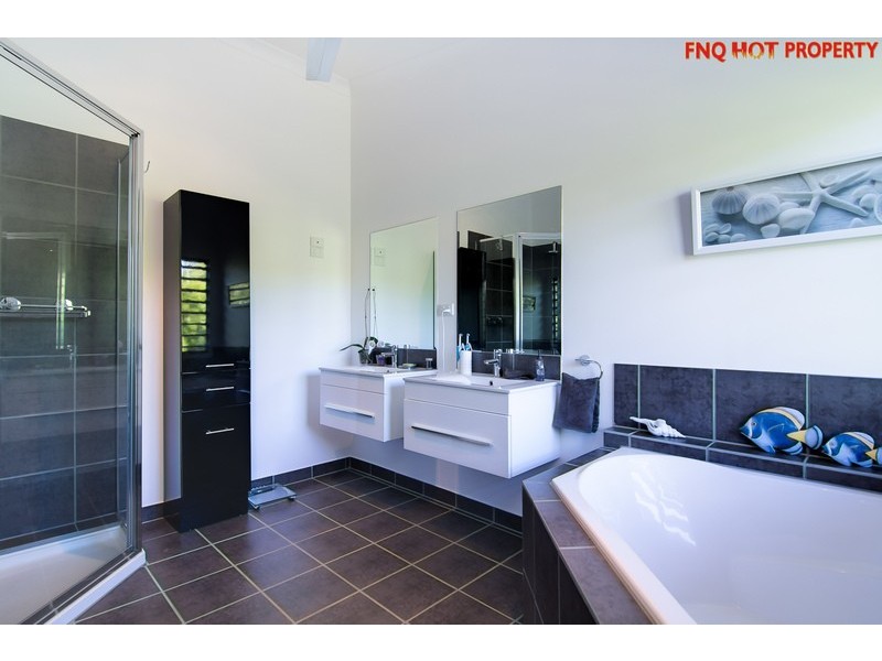 2 Lillian Road, Palm Cove QLD 4879