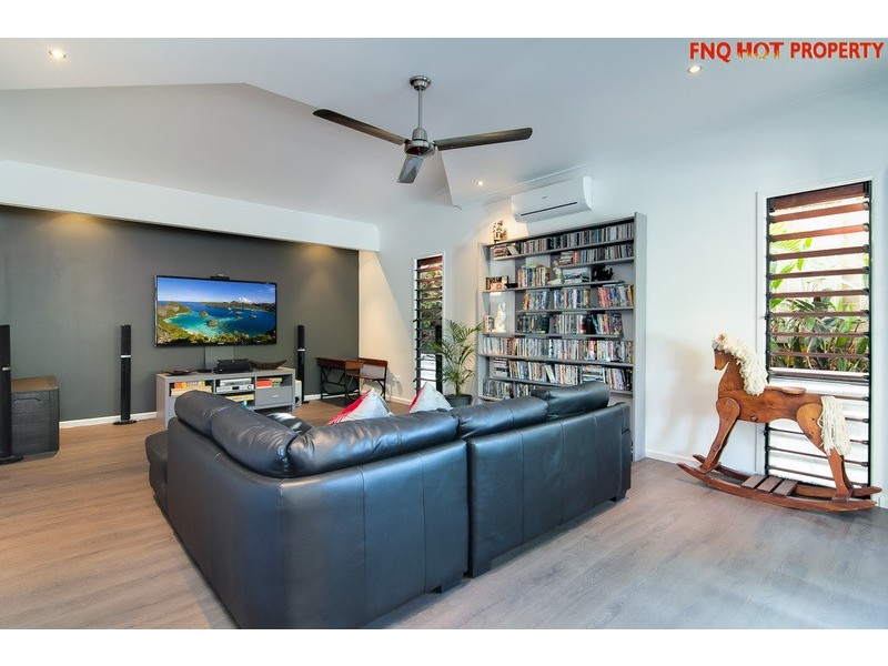 2 Lillian Road, Palm Cove QLD 4879