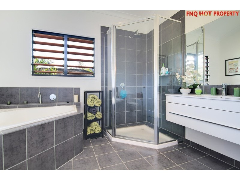 2 Lillian Road, Palm Cove QLD 4879