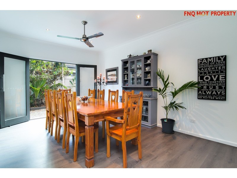 2 Lillian Road, Palm Cove QLD 4879