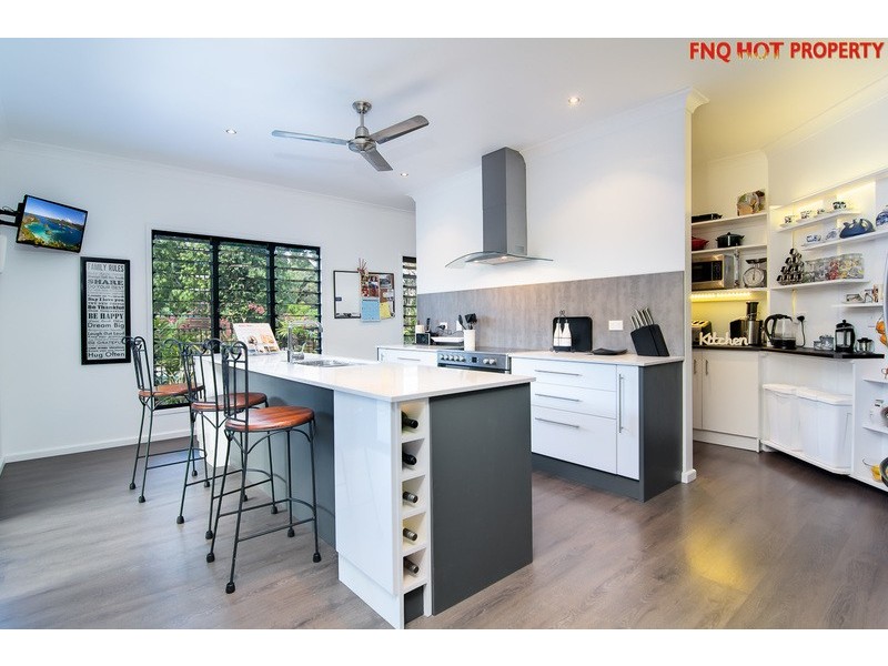 2 Lillian Road, Palm Cove QLD 4879
