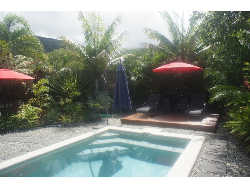 2 Lillian Road, Palm Cove QLD 4879