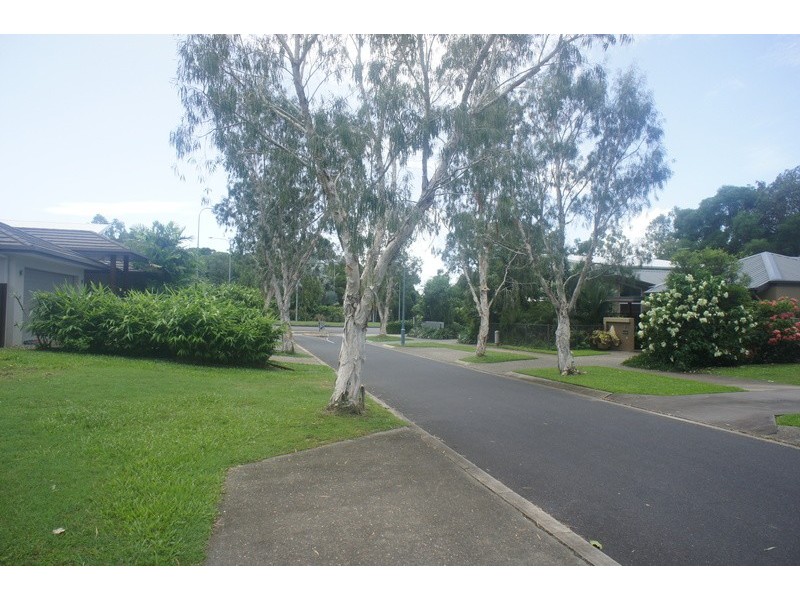 6 Lillian Road, Palm Cove QLD 4879