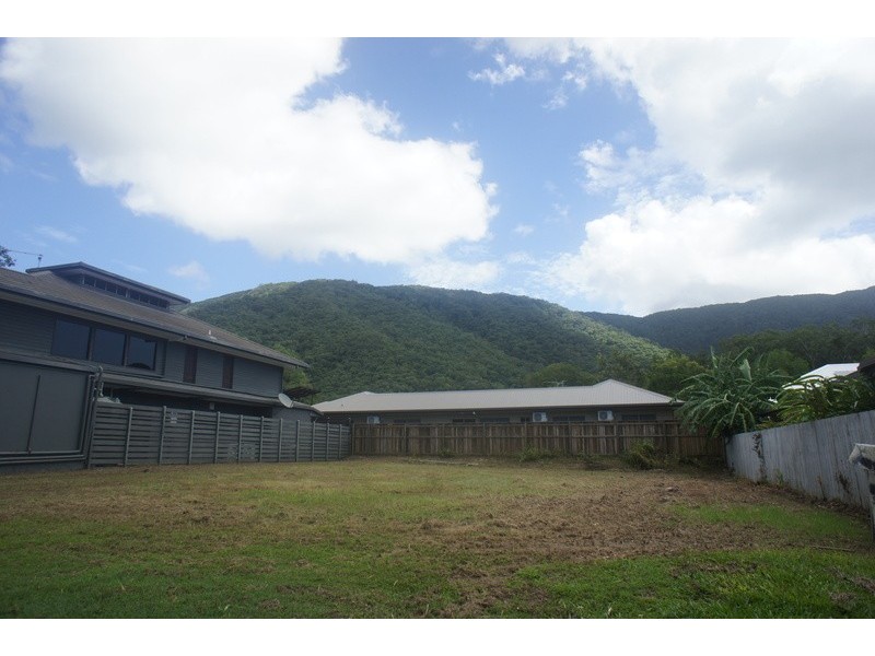 6 Lillian Road, Palm Cove QLD 4879