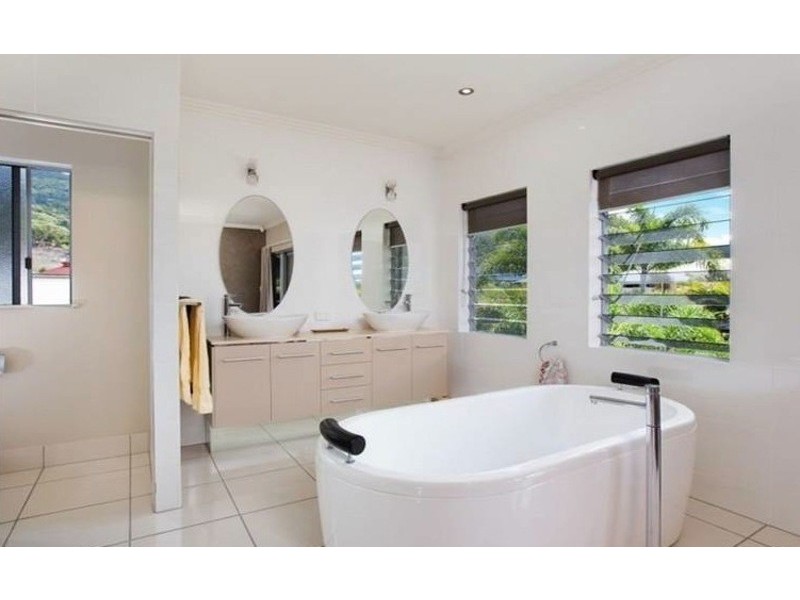 2 Rossmann Road, Smithfield QLD 4878