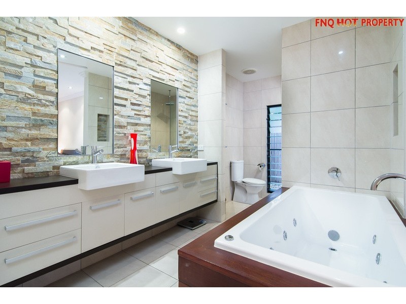 11 Cocus Cr, Palm Cove QLD 4879