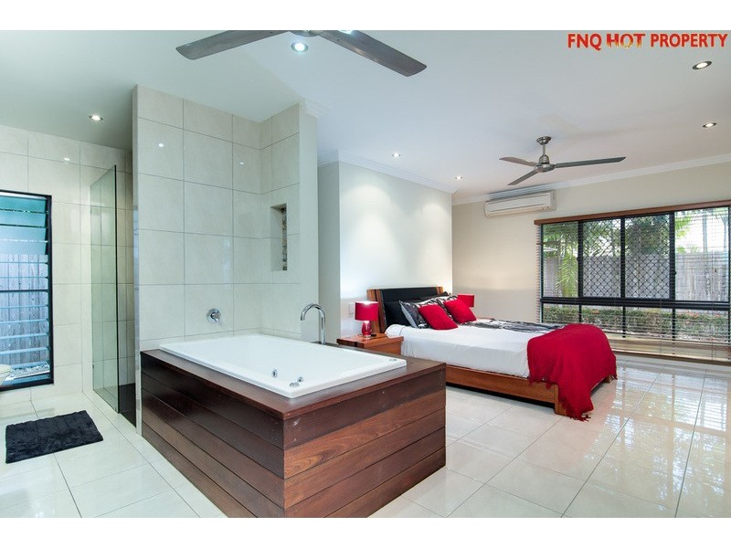 11 Cocus Cr, Palm Cove QLD 4879