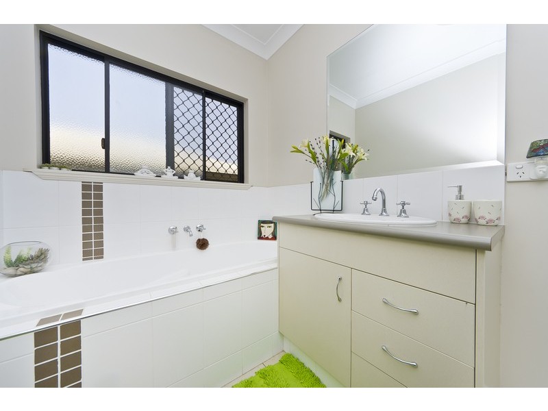 2 Powlett Close, Bentley Park QLD 4869