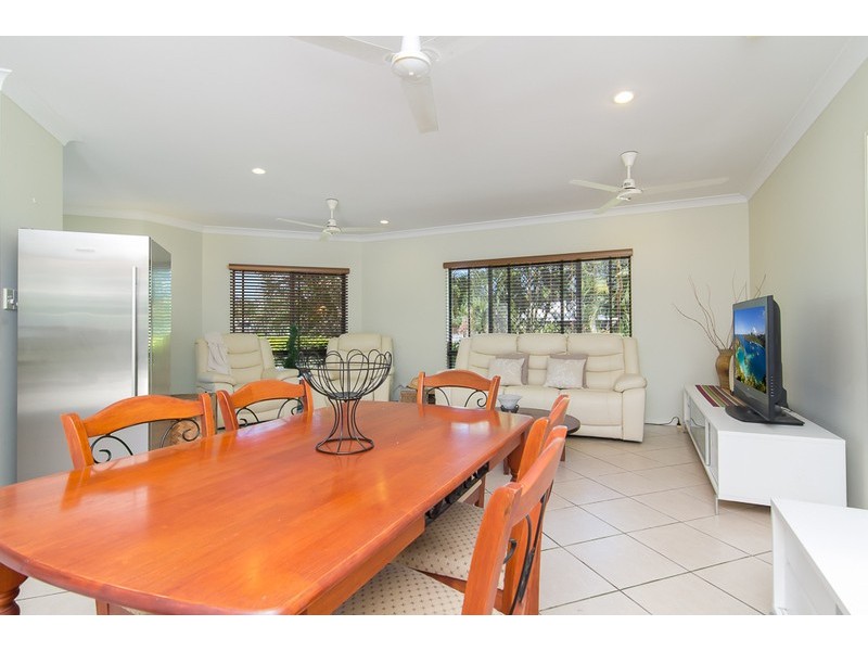 1  Otter St, Kewarra Beach QLD 4879
