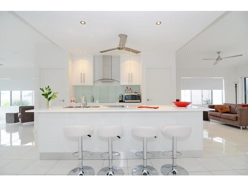 2 Carmelo Close, Whitfield QLD 4870