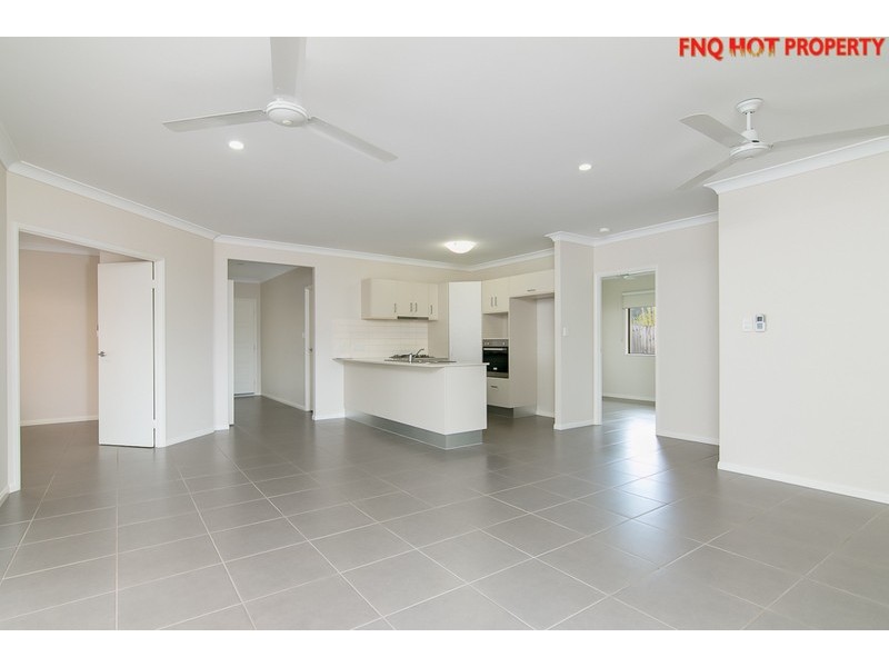 3 Queely Close, Redlynch QLD 4870