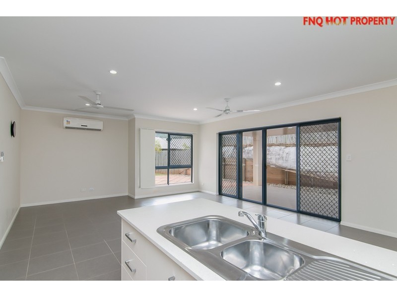 3 Queely Close, Redlynch QLD 4870