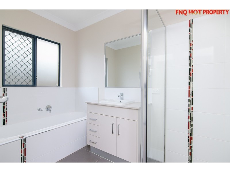3 Queely Close, Redlynch QLD 4870