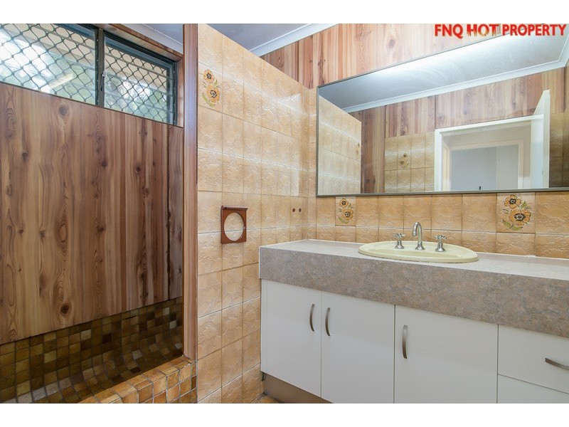 90 Enmore St, Manoora QLD 4870