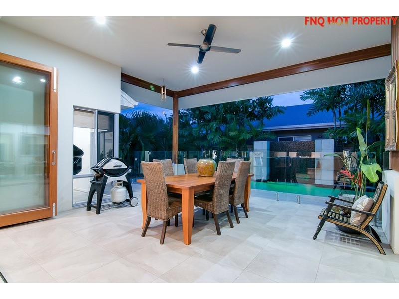 6 Lakeside Drive, Smithfield QLD 4878