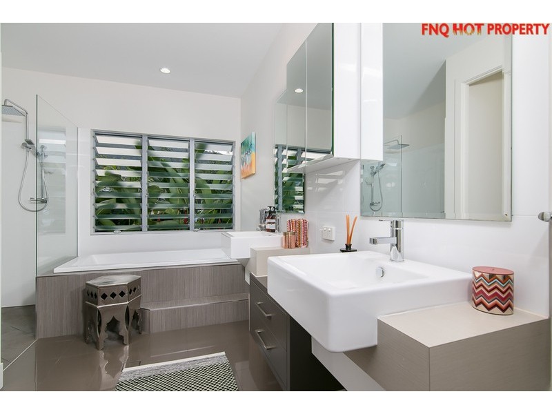 6 Lakeside Drive, Smithfield QLD 4878