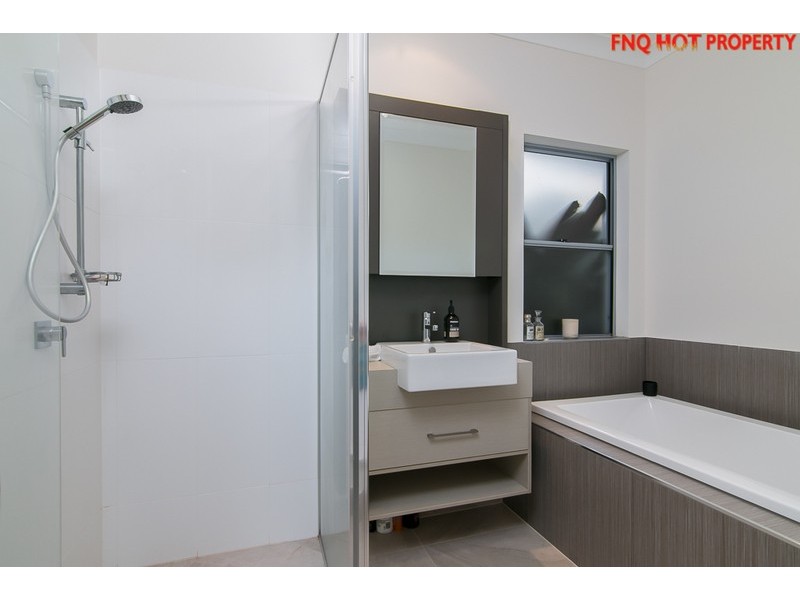 6 Lakeside Drive, Smithfield QLD 4878