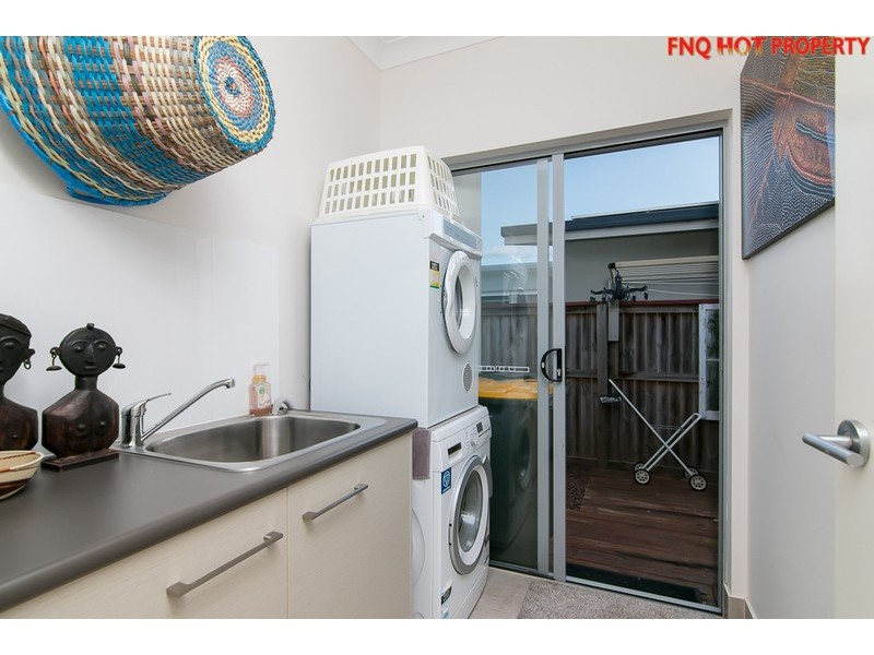 6 Lakeside Drive, Smithfield QLD 4878