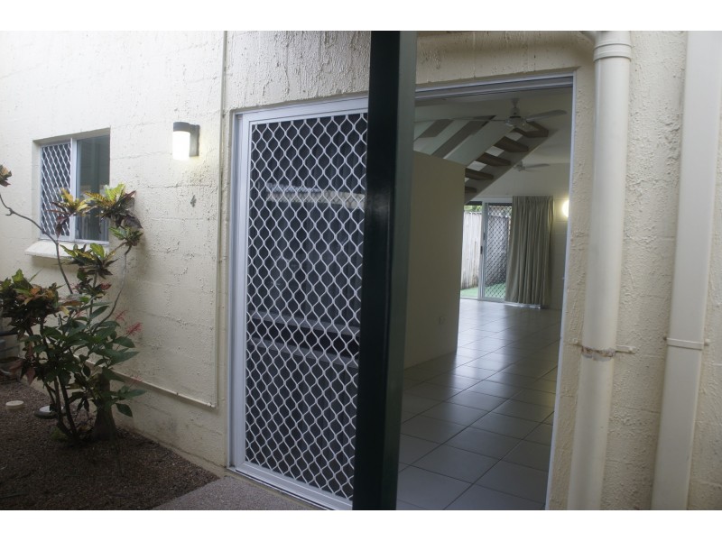 4/11 Pioneer St, Manoora QLD 4870