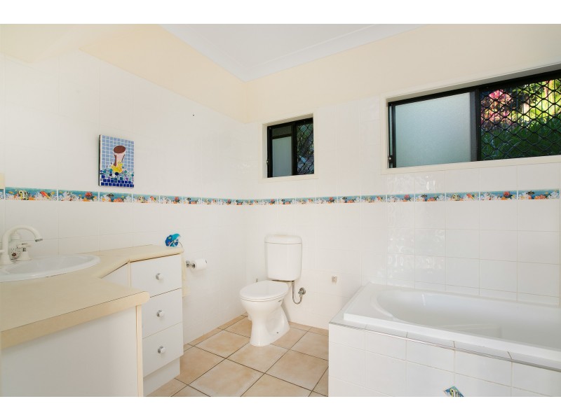 32 Lookout Tce, Trinity Beach QLD 4879