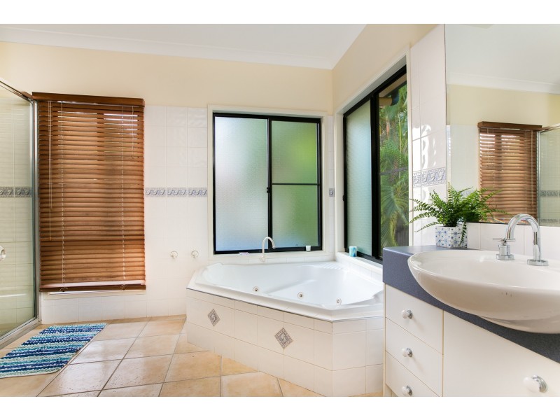 32 Lookout Tce, Trinity Beach QLD 4879