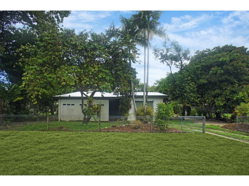 8 Almond Street, Holloways Beach QLD 4878