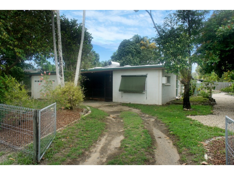 8 Almond Street, Holloways Beach QLD 4878